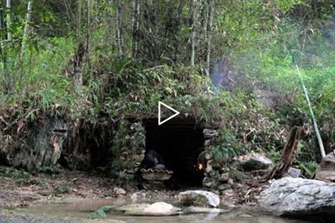 Building complete and warm survival shelter - solo Camping, Bushcraft hut, skills, alone