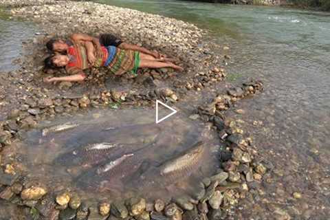 Survival Skills, Smart Fish Trap Catch Many Fish, Build Fish Traps With Sand And Gravel By The River